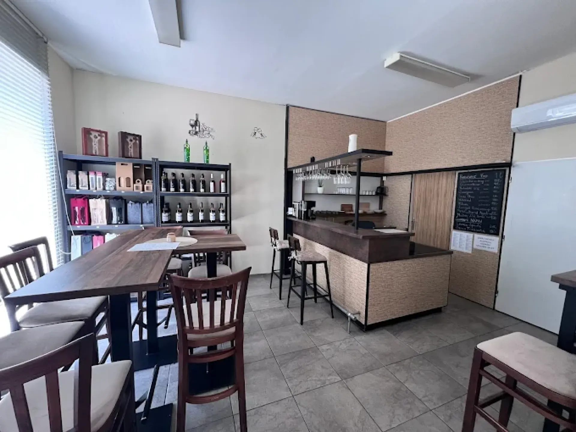 Hrozen98 Winebar 